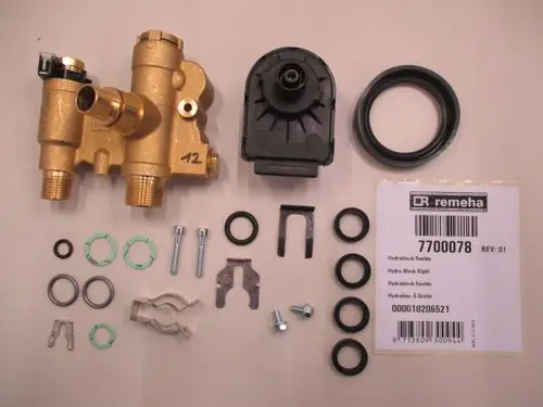 Remeha Hydroblock mit Motor und Zubehörteilen auf hellem Hintergrund. Enthält Komponenten wie Anschlüsse, Dichtungen und Schrauben zur Montage.